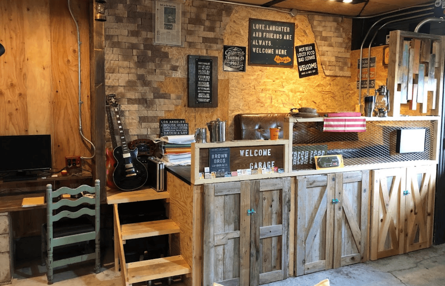 廃材板材で仕上げたアメリカンカントリー風バイクガレージ内観 廃材板材で仕上げたアメリカンカントリー風バイクガレージ内観