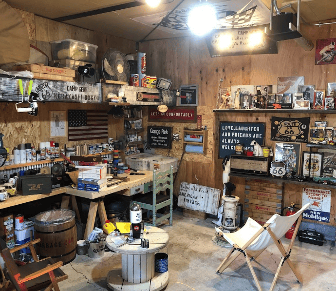 ヴィンテージ加工のインテリア小物が並ぶバイクガレージの内装空間 ヴィンテージ加工のインテリア小物が並ぶバイクガレージの内装空間