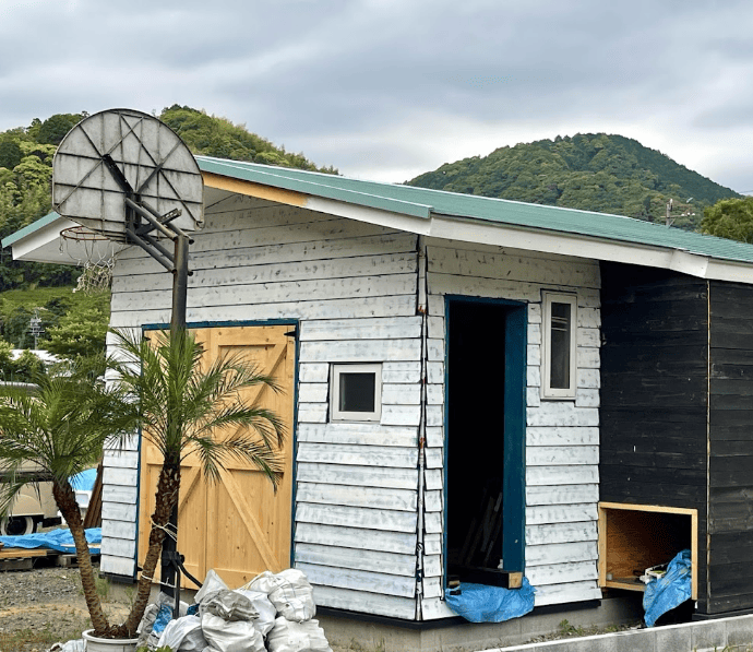 廃材板材で仕上げたアメリカンカントリー風バイクガレージ外観 廃材板材で仕上げたアメリカンカントリー風バイクガレージ外装