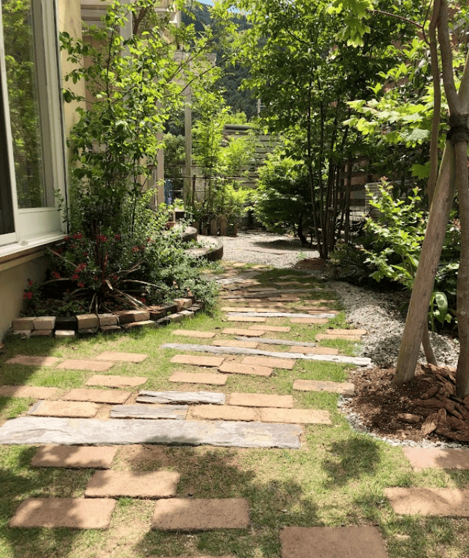 緑のアーチとランダム植栽による静岡本社の玄関アプローチ