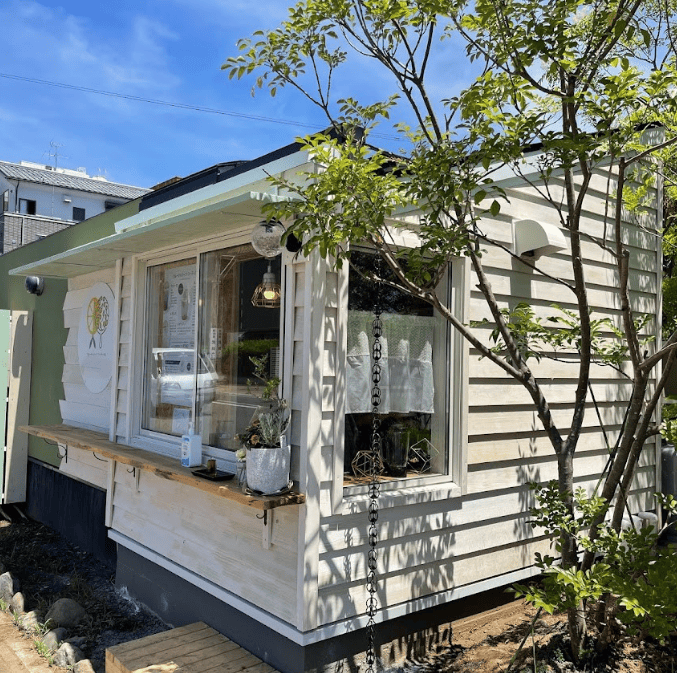 海辺の雰囲気に合うヴィンテージ加工によるドリンクショップの外観 海辺の雰囲気に合うヴィンテージ加工によるドリンクショップの外観