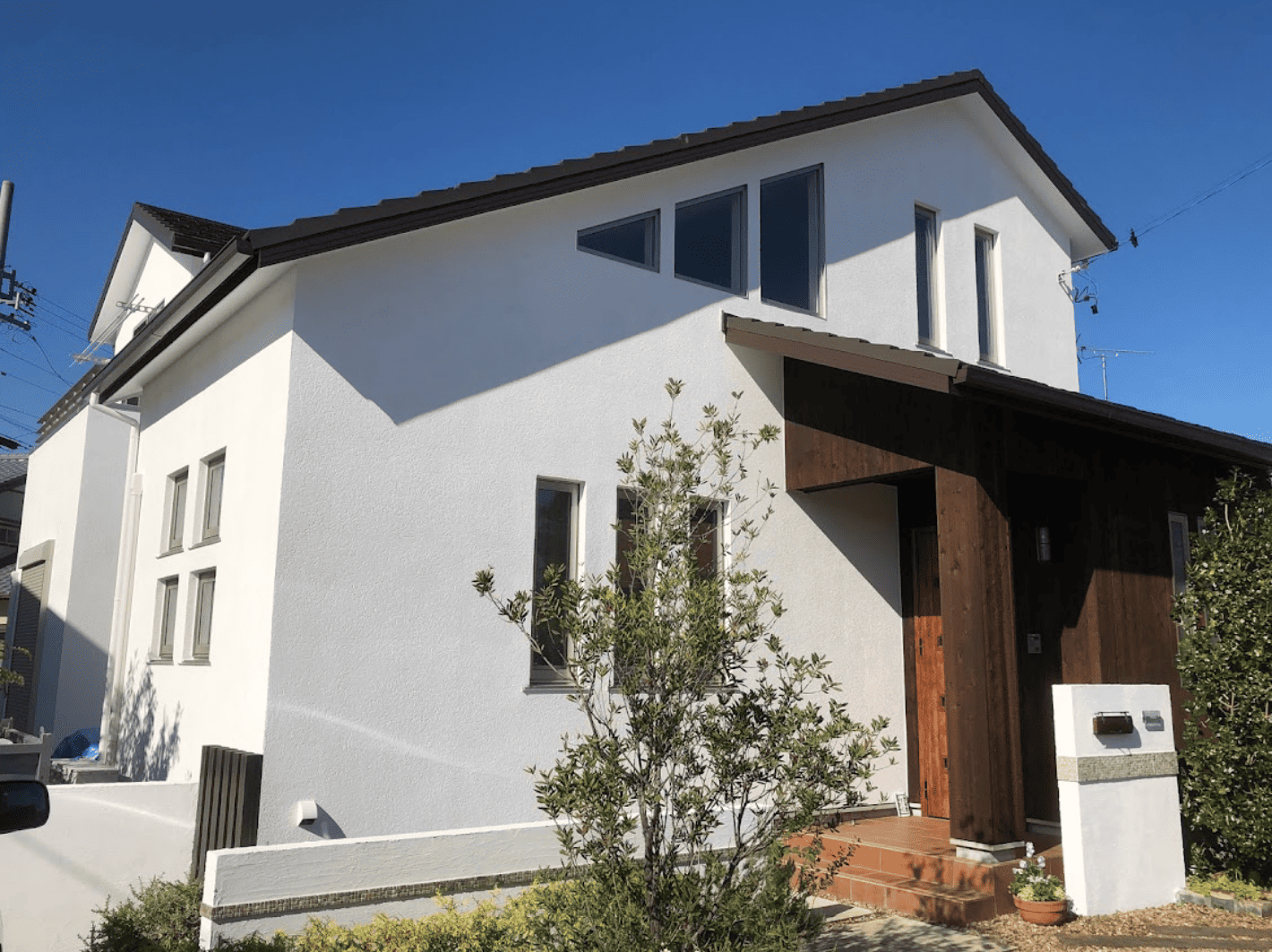 塗り壁仕上げの外壁と屋根瓦を交換したT様邸の外観 塗り壁仕上げの外壁と屋根瓦を交換したT様邸の外観
