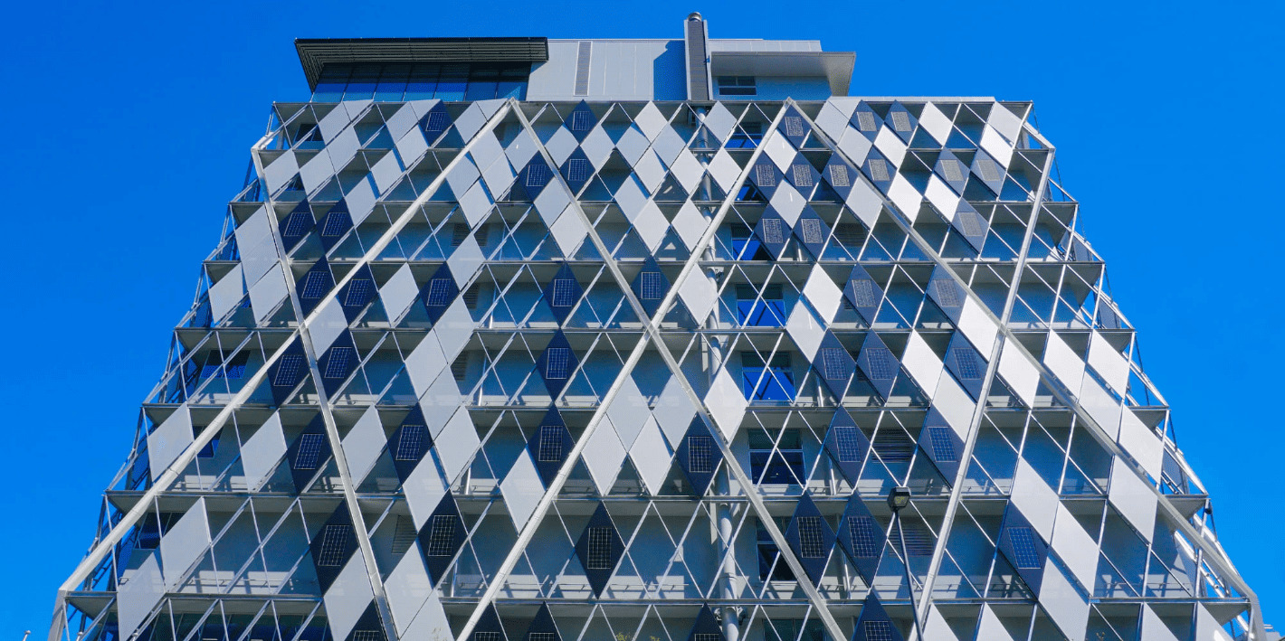 太陽光パネルで省エネ性能を強化した中野区役所の外観 太陽光パネルで省エネ性能を強化した中野区役所の外観