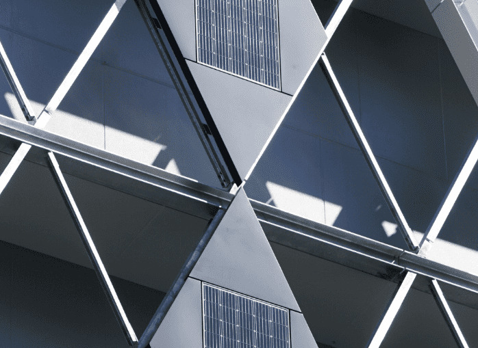 太陽光パネルで省エネ性能を強化した中野区役所の外観の詳細１