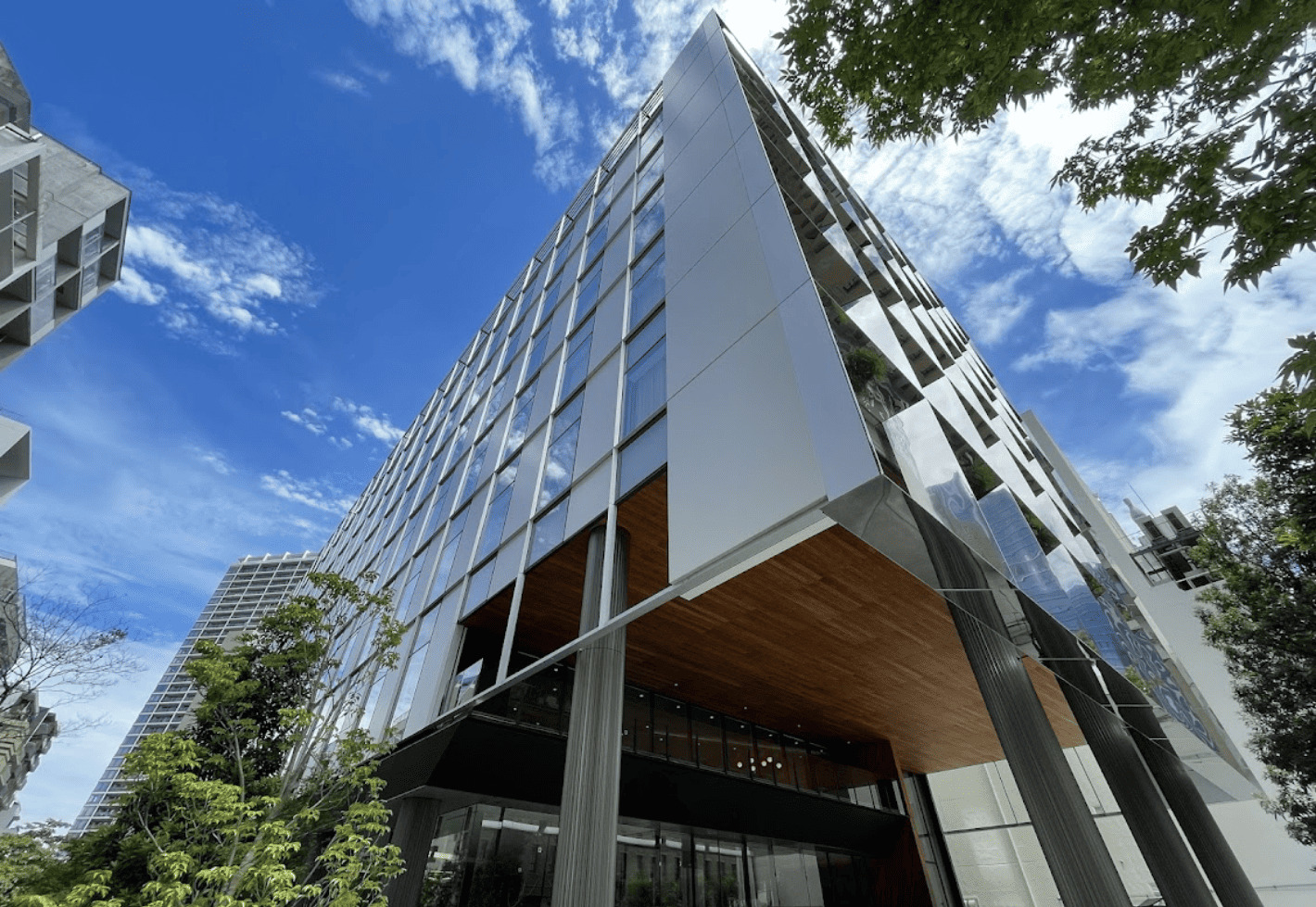 森永芝浦ビルの格子状大型ルーバーを用いたファサード外観 森永芝浦ビルの格子状大型ルーバーを用いたファサード外観