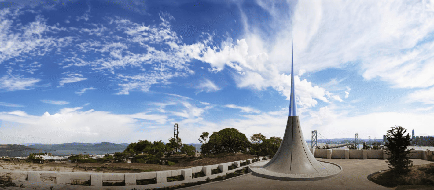 高さ21mのステンレス鏡面が天へ伸びるポイント・オブ・インフィニティ 高さ21mのステンレス鏡面が天へ伸びるポイント・オブ・インフィニティ