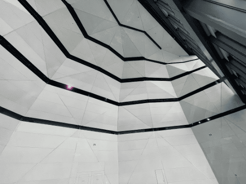 スチールパンチングとフラットバーで構成されたGALLERY Aの壁面1