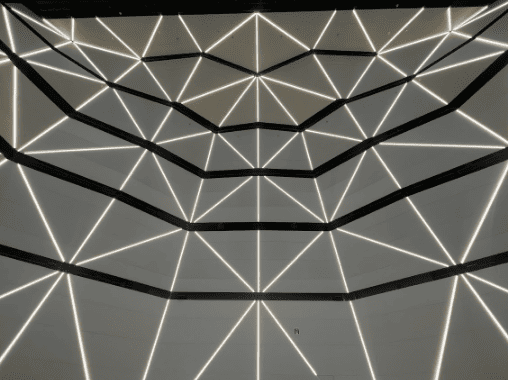 スチールパンチングとフラットバーで構成されたGALLERY Aの壁面3