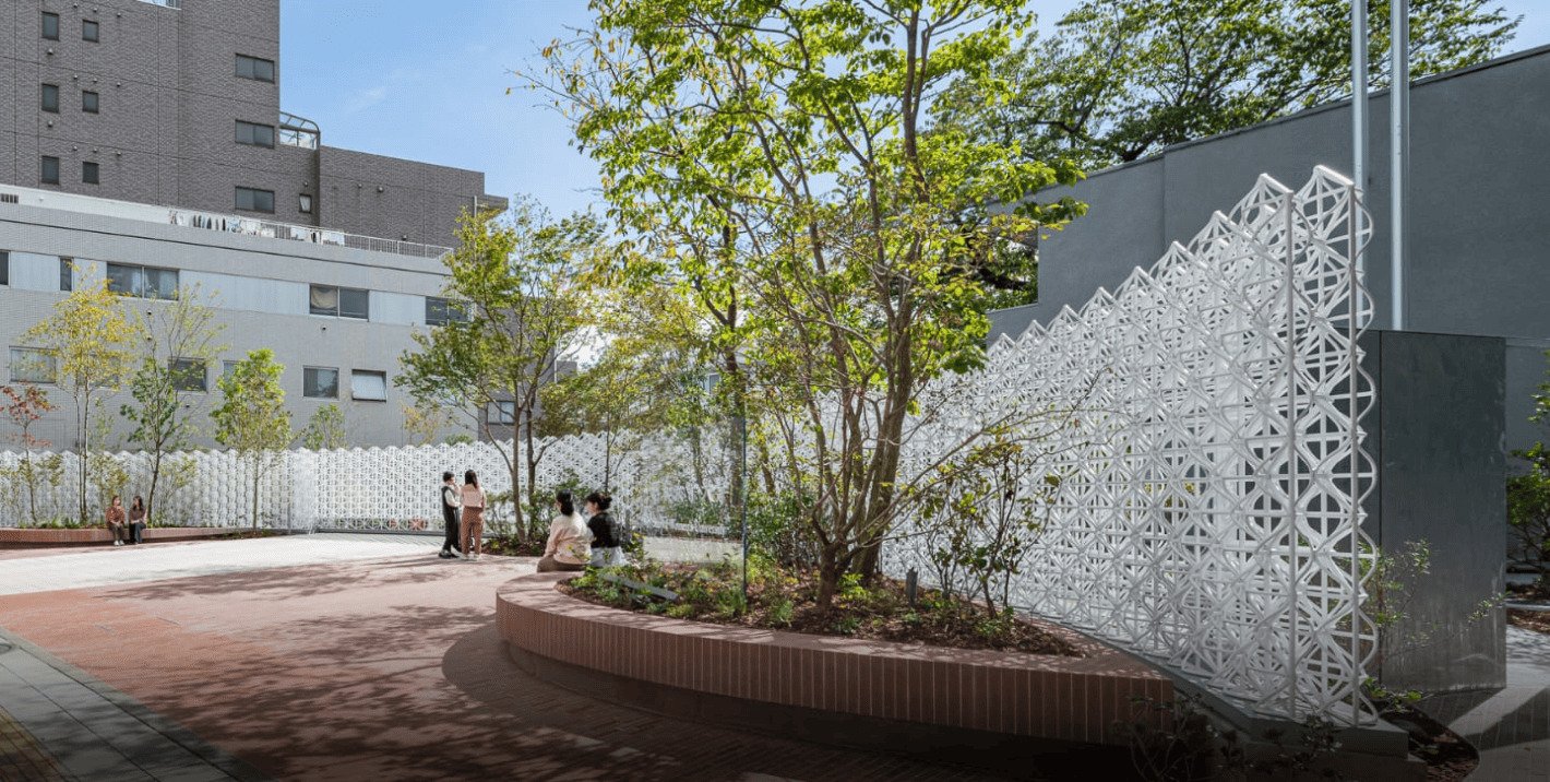 昭和女子大学 桜紋様のアルミキャスト門扉とそれを囲むポケットパーク